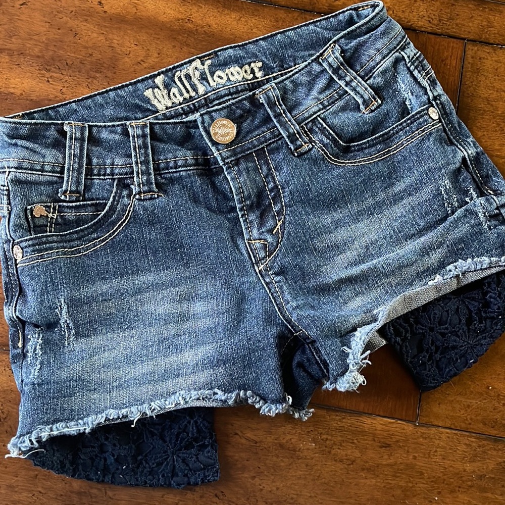 Adorable Wallflower jean shorts!